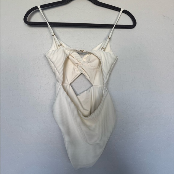 L*Space Kyslee Twisted Cutout One-Piece Swimsuit size small New - Picture 6 of 11